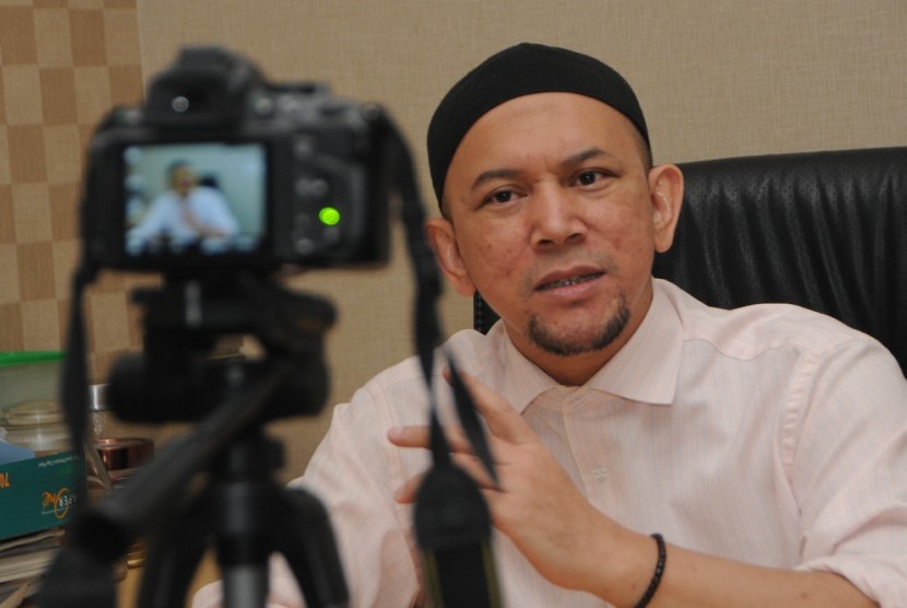 Ustad Erick Yusuf selaku pembina SMP Kreatif iHAQi Boarding School sedang memberikan penjelasan progress pembangunan SMP Kreatif iHAQi Boarding School, saat berkunjung ke kantor Republika Jakarta, Selasa (25/8). 