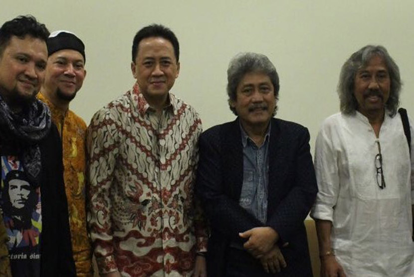 Ustaz Erick Yusuf, Triawan Munaf, Bimbo berfoto bersama usai deklarasi Bandung Music Council (BMC) di Bandung.