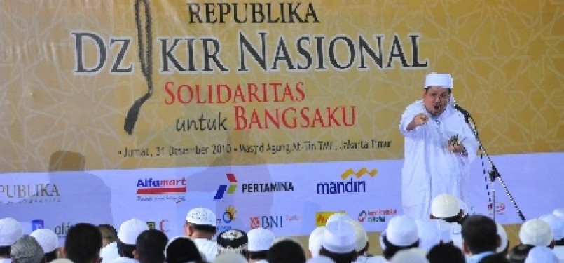 Ustad KH Tengku Zulkarnain memberikan ceramah dalam acara Dzikir Nasional 'Solidaritas untuk Bangsaku' di Masjid At-Tin, Taman Mini Indonesia Indah, Jakarta (31/12).  