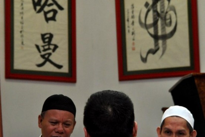 Ustad membacakan sejumlah ketentuan menjadi Muslim kepada Ferro Darmawan (38) usai menisbihkan dirinya menjadi seorang Mualaf di Masjid Lautze, Jakarta Pusat, Senin (15/7).Hingga memasuki hari ke 5 bulan Ramadhan,Yayasan Masjid tersebut mencatat sebanyak 6