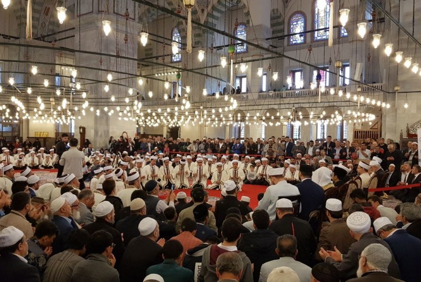 Ustad Yusuf Mansur menjadi tamu kehormatan dalam wisuda 120 penghafal Al-Qur'an dari Turki dan Rusia  di Masjid Muhammad Al-Fatih, Turki, Ahad (6/5)