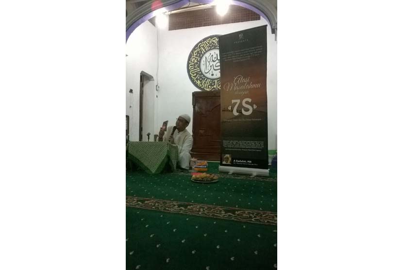 Ustadz A Saefulloh MA membahas fadhilah shalawat saat mengisi halaqah Shubuh di Masjid Riyadhus Sholihin Parung, Bogor, Jawa Barat, Ahad (10/1).