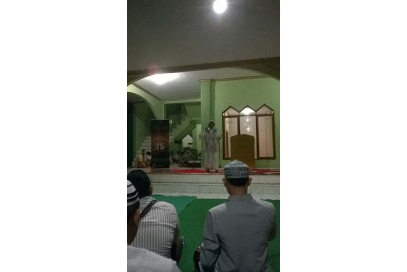 Ustadz A Saefulloh MA memberikan tausiyah pada peringatan Maulid Nabi Muhammad SAW di Masjid Nurul Huda  Gunung Sindur, Bogor, Kamis (7/1). Ia membahas kiat shalat khusyuk.