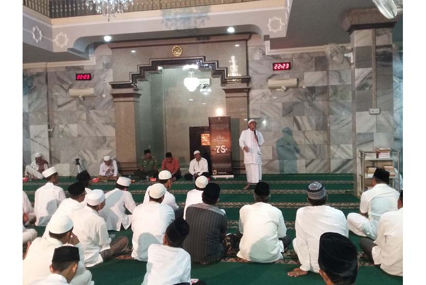 Ustadz A Saefulloh MA memberikan tausiyah pada tabligh akbar yang diadakan di Masjid Besar Al-Barkah Gegesik, Cirebon, Jawa Barat, Sabtu (2/1).