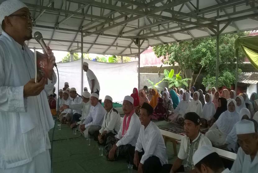 Ustadz A Saefulloh MA memberikan tausiyah seusai memimpin zikir di Majelis Zikir Nurul Ikhlas, Desa Curug, Kecamatan Cibinong, Bogor, Ahad (20/12). 