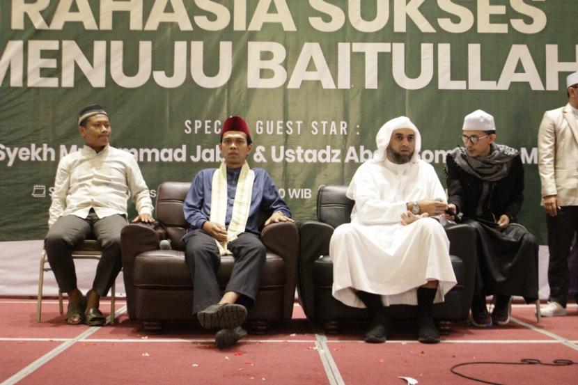 Ustadz Abdul Shomad (kedua dari kiri) dan Syaikh Muhammad Jabeer (ketiga dari kanan) menjadi narasumber tablgih akbar “Rahasia Sukses Menuju Baitullah” yang diadakan oleh Travelbook di Maria Convention Hall, Jakarta, Sabtu (20/8/2022).