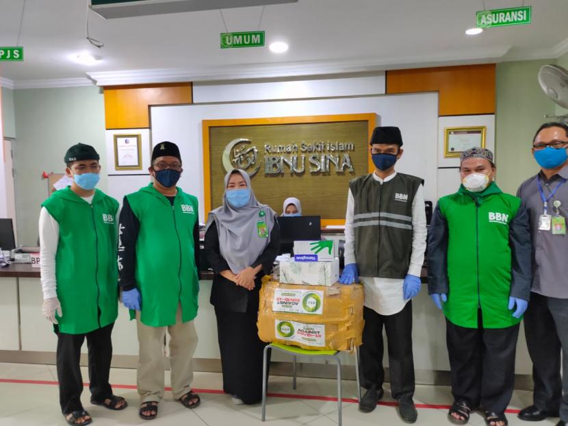 Ustadz Abdul Somad bagikan alat pelindung diri (APD) dan sarung tangan dari Barisan Bangun Negeri (BBN) Bandung ke 8 rumah sakit rujukan Covid-19 di Pekanbaru, Riau, Selasa (21/4).