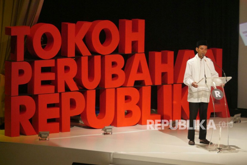 Ustaz Abdul Somad menerima penghargaan saat acara Tokoh Perubahan Republika di Djakarta Theater, Jakarta Pusat, Selasa (10/4).