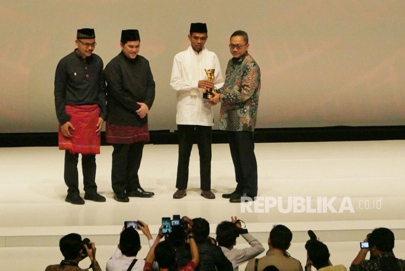 Ustaz Abdul Somad menerima penghargaan saat Acara penganugerahan Tokoh Perubahan Republika di Djakarta Theater, Jakarta Pusat, Selasa (10/4).