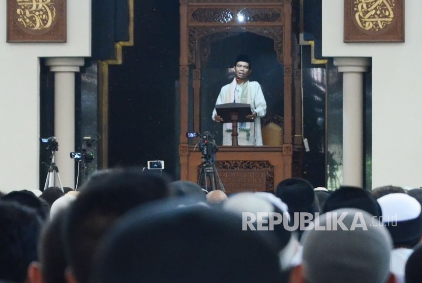Ustaz Abdul Somad menyampaikan khutbah Jumat betajuk Kepemimpinan Islam yang Berkah dalam Safari Dakwah, di Masjid Habiburrahman, Kota Bandung, Jumat (30/3).