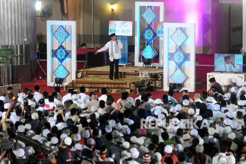  Ustadz Abdul Somad menyampaikan tausiyah saat Pengajian Akbar DMI di Masjid Istiqlal, Jakarta, Rabu (25/7).