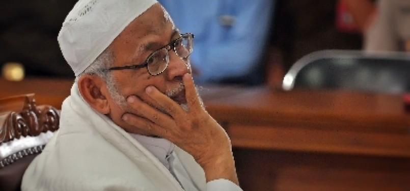 Ustadz Abu Bakar Baasyir saat mendengarkan pembacaan putusan atas kasusnya di Pengadilan Negeri Jakarta Selatan, Kamis (16/6).