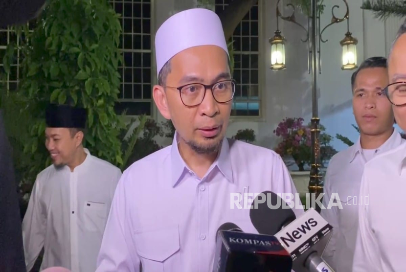 Ustadz Adi Hidayat (UAH) diundang Presiden Prabowo Subianto memberikan ceramah di depan Kabinet Merah Putih menjelang buka puasa di halaman Istana Merdeka, Jakarta Pusat, Jumat (21/3/2025) petang WIB. 