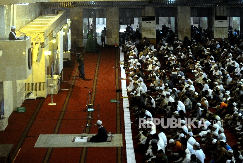  Ustadz Ahmad Mukti Aryo menyampaikan kutbah jumat saat menjadi khatib dalam Shalat Jumat di Masjid Istiqlal, Jakarta, Jumat (10/2). 