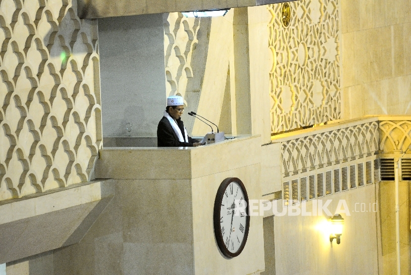  Ustaz Ahmad Mukti Aryo menyampaikan kutbah jumat di Masjid Istiqlal, Jakarta (Ilustrasi)