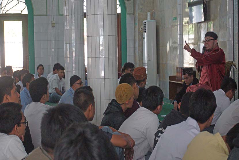Ustadz Andi Ghalib memberikan ceramah pada halal bihalal SMA Bosowa Bina Insani di Masjid Al-Ikhlas Kampus Bosowa Bina Insani, Bogor, Senin (3/8).