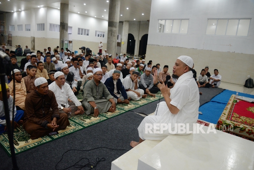 Ustadz Arifin Ilham memberikan ceramah kepada para santri seusai sholat di Masjid Az-Zikra, Gunung Sindur, Tangerang, Banten, Senin (5/9). ( Republika/ Yasin Habibi)