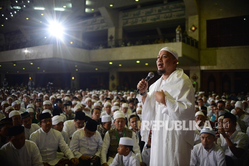 Ustadz Arifin Ilham memberikan tausiyah di Masjid Agung At-tin saat mengikuti Dzikir Nasional 2016, Jakarta, Sabtu (31/12).Republika/Raisan Al Farisi