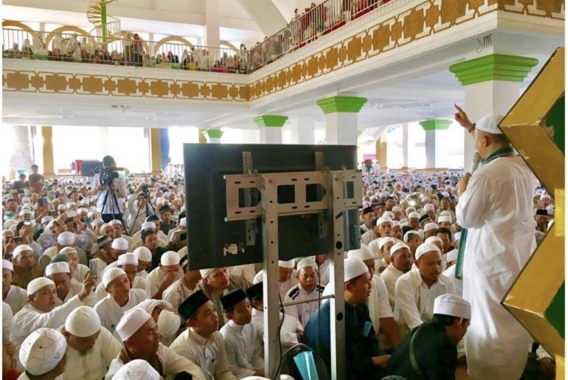 Ustadz Arifin Ilham memimpin tausiyah zikir di Masjid Az-Zikra Sentul, Bogo, Jawa Barat, Ahad (5/3/2017).