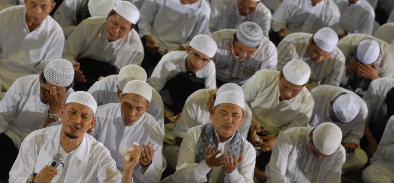 Ustadz Arifin Ilham memimpin zikir.