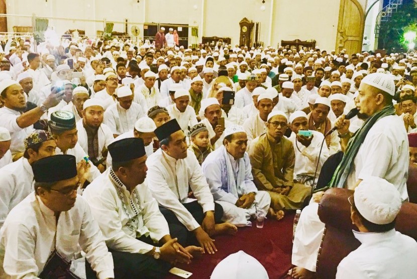 Ustadz Arifin Ilham memimpin zikir di Masjid Agung Banjar Baru, Kalimantan Selatan. 