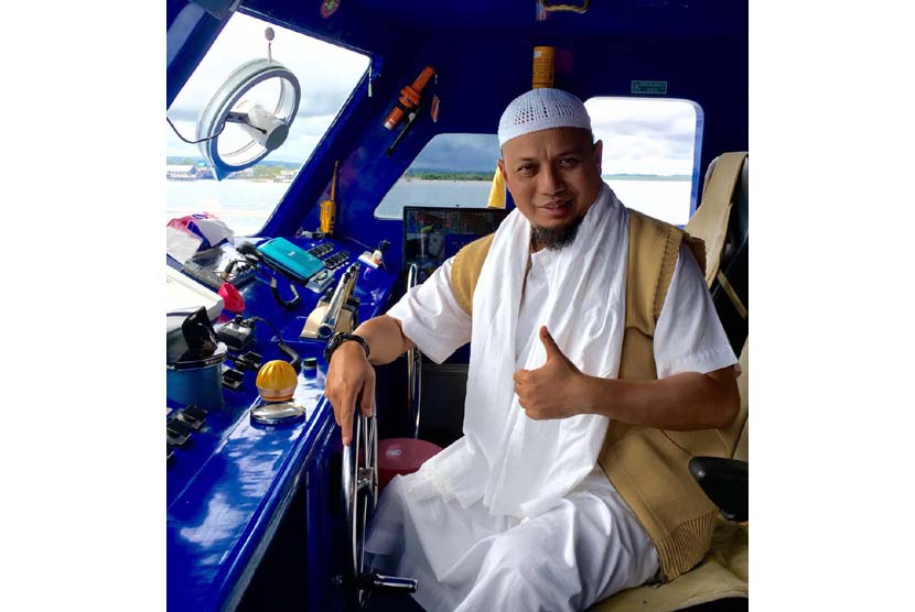 Ustadz Arifin Ilham menjadi nakhoda dadakan Kapal Marina Express 88 dalam perjalanan pulang dakwah di Papua Barat, Senin (25/7/2016).