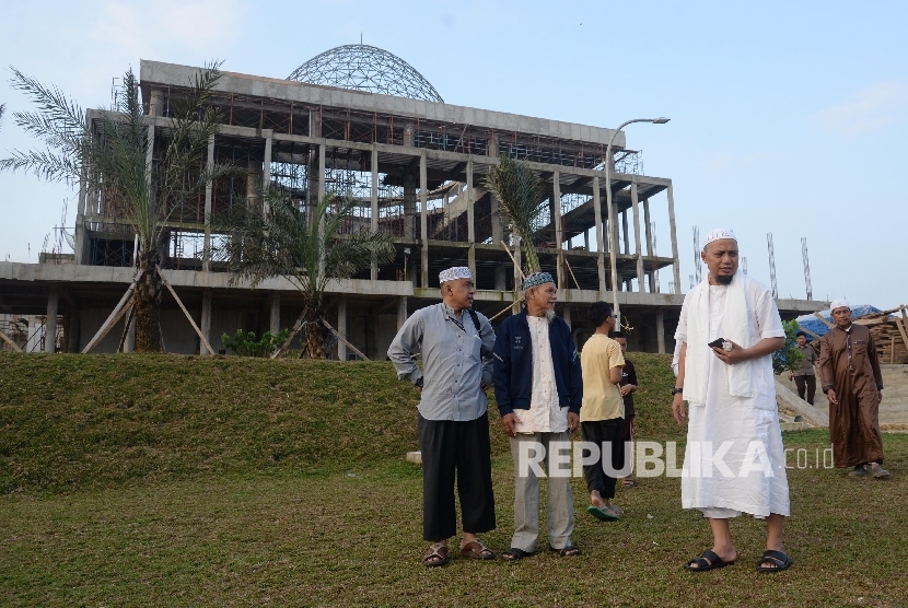 Ustadz Arifin Ilham saat meninjau pembangunan Masjid Az-Zikra, Gunung Sindur, Tangerang, Banten, Senin (5/9). (Republika/ Yasin Habibi)