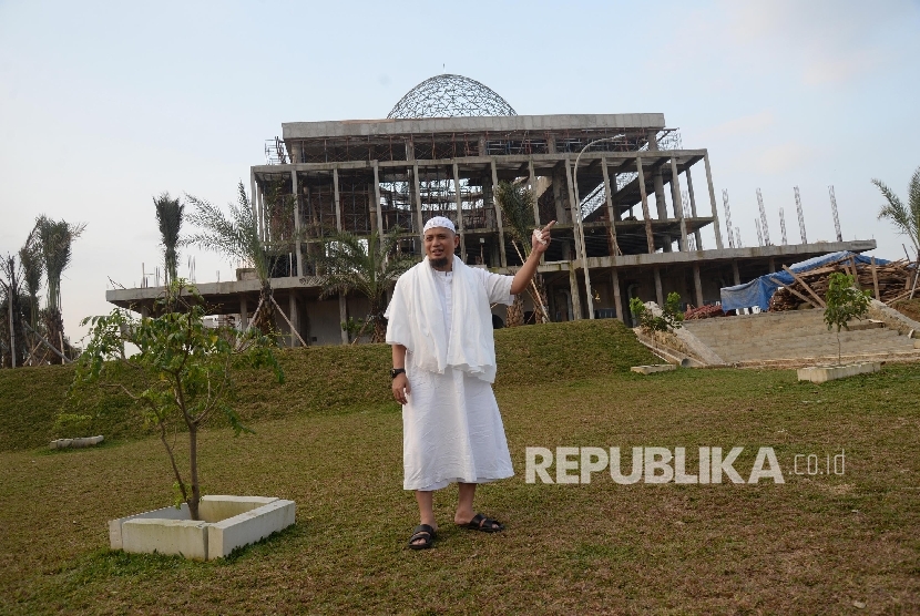 Ustadz Arifin Ilham saat meninjau pembangunan Masjid Az-Zikra, Gunung Sindur, Tangerang, Banten, Senin (5/9). (Republika/ Yasin Habibi)