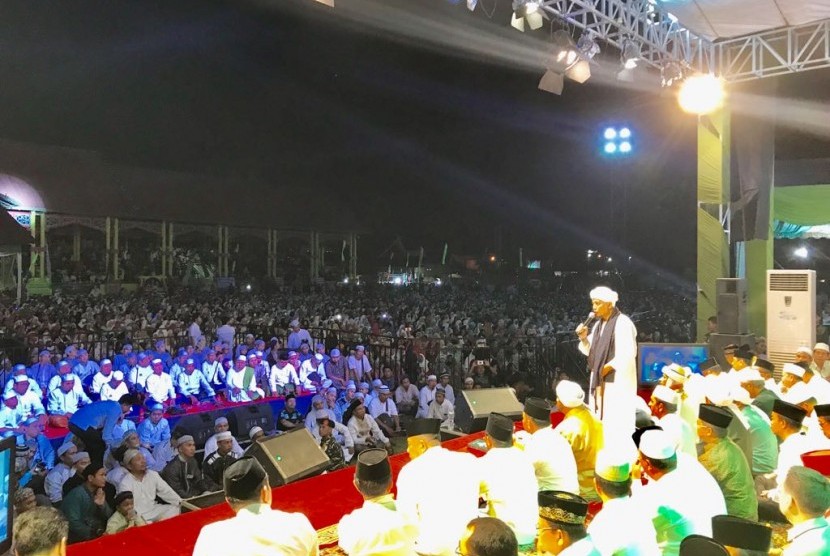 Ustadz Arifin memimpin acara zikir shalawat di Palangkaraya, Kalimantan Tengah, bersama Habib Muhammad Syahab, Habib Abdullah dan Gubernur Kalteng Sugianto Sabran.