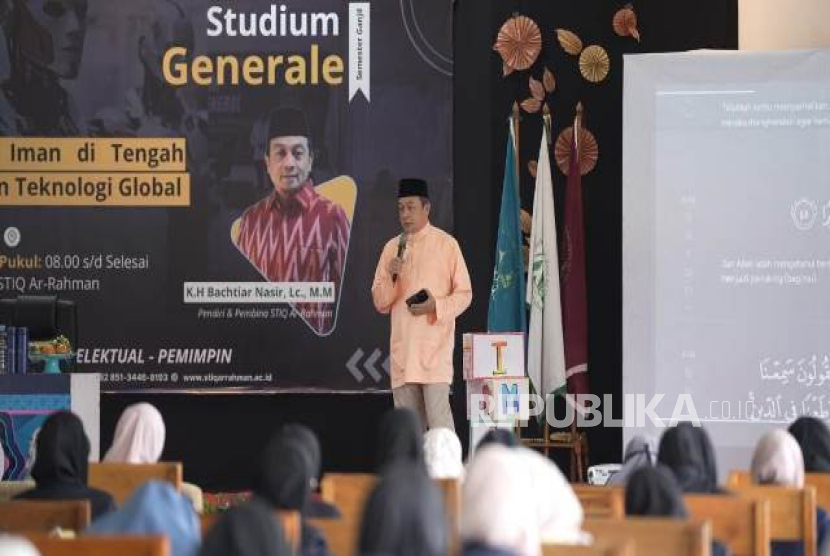 Ustadz Bachtiar Nasir Ajak Mahasiswa STIQ Ar-Rahman Kenali Musuh Iman di Era Digital
