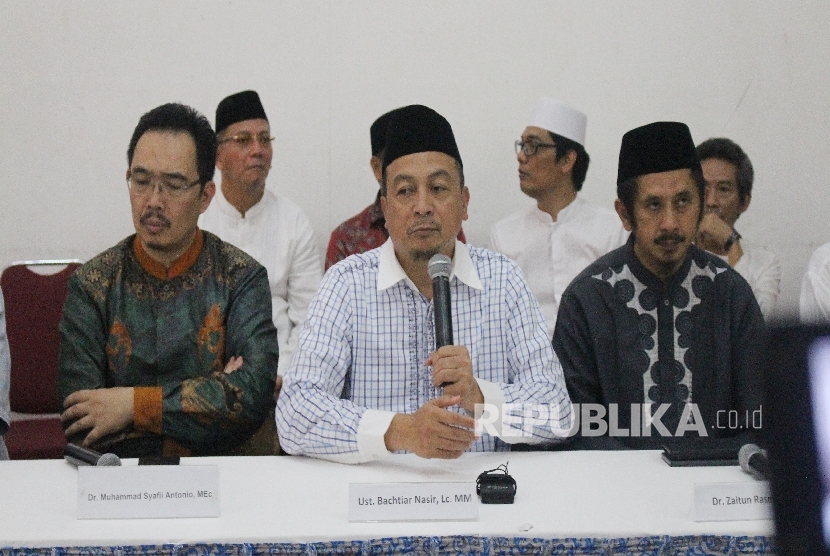 Ustadz Bachtiar Natsir (tengah) bersama Ketua Dewan Ekonomi Syariah 212 M Syafi'i Antonio (kiri) memberikan keterangan dalam konferensi pers peluncuran Koperasi Syariah 212 di Masjid Andalusia, Sentul, Kabupaten Bogor, Jumat (6/1)