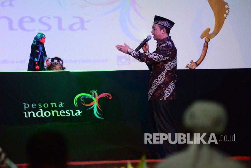 Ustadz Dadang Mulyawan berdialog dengan Si Cepot yang dimainkan oleh dalang Ki Mursidi Ajen saat Kolaborasi Wayang dan Dakwah (Ilustrasi)