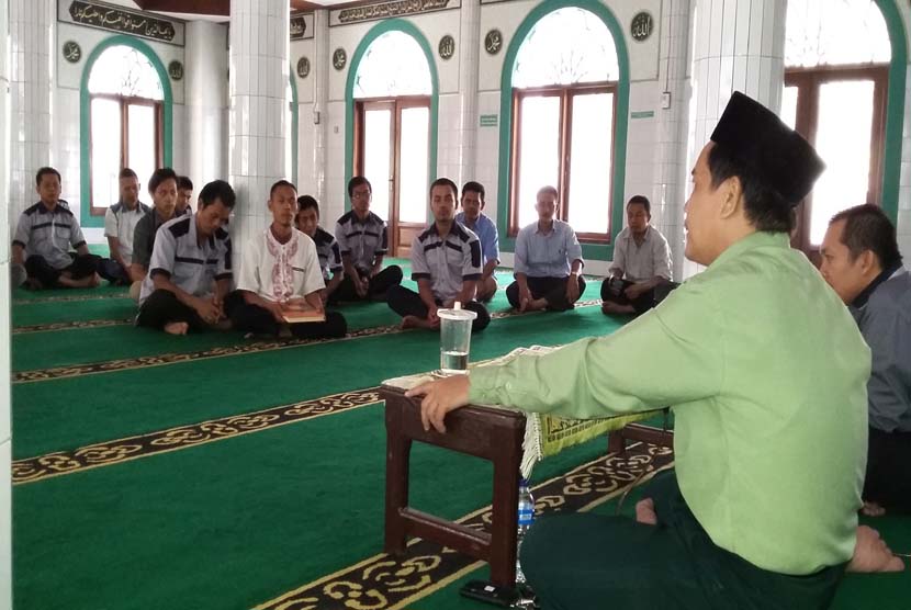 Ustadz Dedi Supriadi mengisi pengajian karyawan Sekolah Bosowa Bina Insani (SBBI) Bogor, Rabu (26/8).