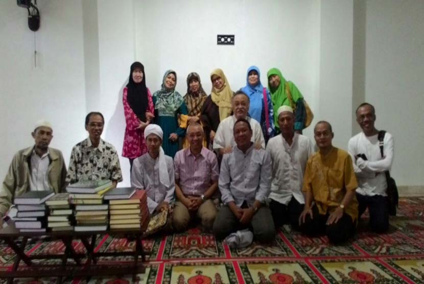 Ustadz Dr Achmad Nawawi bersama jamaah pengajian tafsir yang diadakan di Masjid Alumni IPB Bogor, Mei 2016. 