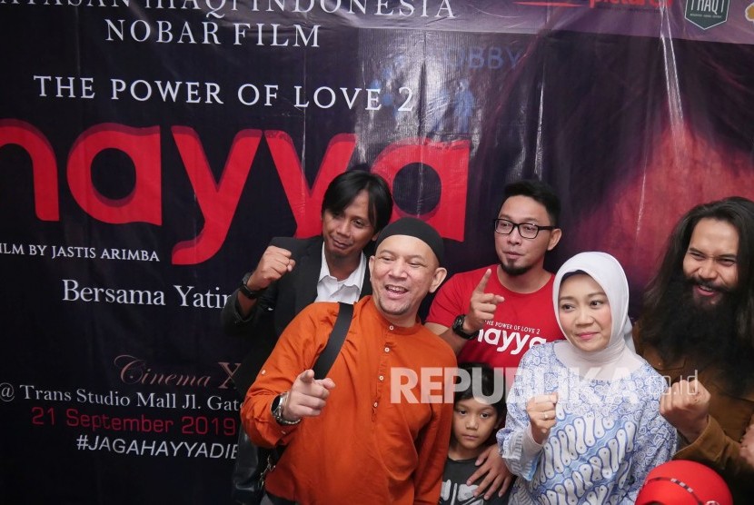 Ustadz Erick Yusuf berfoto bersama sejumlah pemain dan Istri Gubernur Jawa Barat Atalia Praratya Kamil pada acara nonton bareng Hayya The Power of Love 2, di XXI Trans Studio Mall, Kota Bandung, Sabtu (21/9).