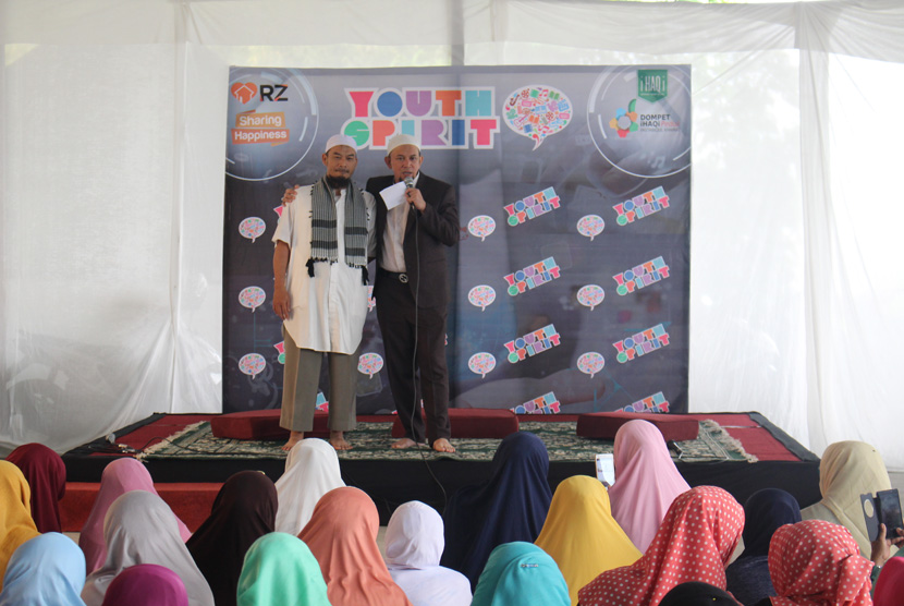 Ustadz Erick Yusuf dan Ustadz Sambo memberikan materi 'Kajian Shalat Khusyu' di Pesantren Kreatif iHAQi Bandung, Kamis (20/10).