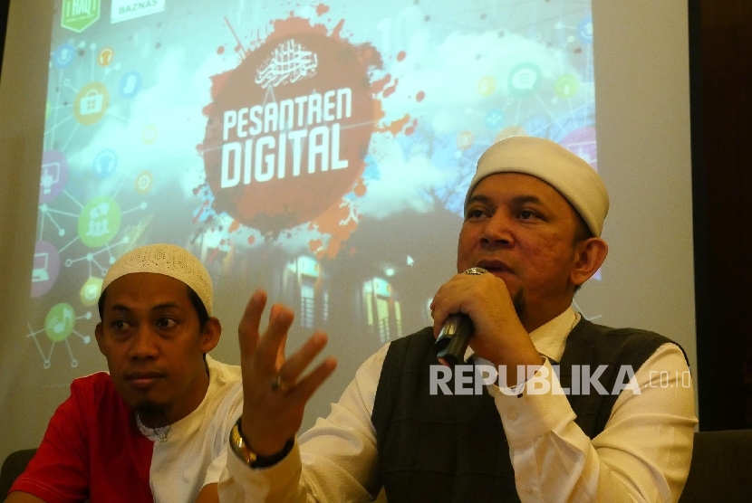 Ustadz Erick Yusuf (kanan) didampingi Tim medsos Pesantren Digital Habibie Yukejaen, menyampaikan paparannya pada acara Grand Lounching Pesantren Digital di Jakarta, Jumat (27/1). 
