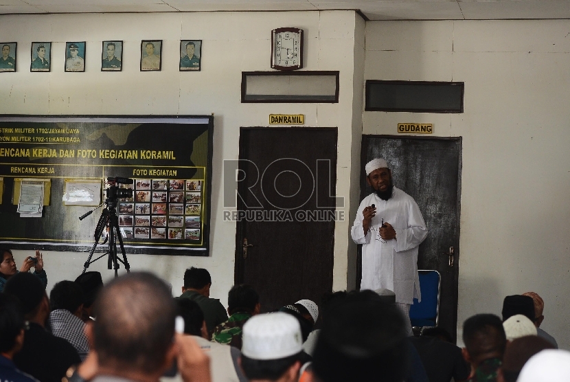 Ustadz Fadzlan Gamaratan menjadi Khatib shalat Jumat di Koramil Karubaga yang dijadikan Masjid sementara di Tolikara, Papua, Jumat (24/7).  (Republika/Raisan Al Farisi)