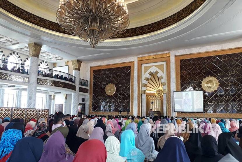 Ustadz Felix Siauw, memberikan ceramah di acara silaturahim mualaf se-Bandung Raya di Masjid TSM, Ahad (23/4) yang dihadiri oleh ribuan jamaah. 