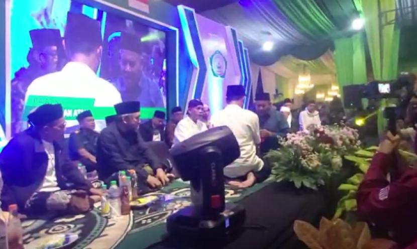 Ustadz Hanan Attaki dibaiat sebagai anggota Nahdlatul Ulama yang dibimbing Ketua PWNU Jawa Timur, KH Marzuki Mustamar