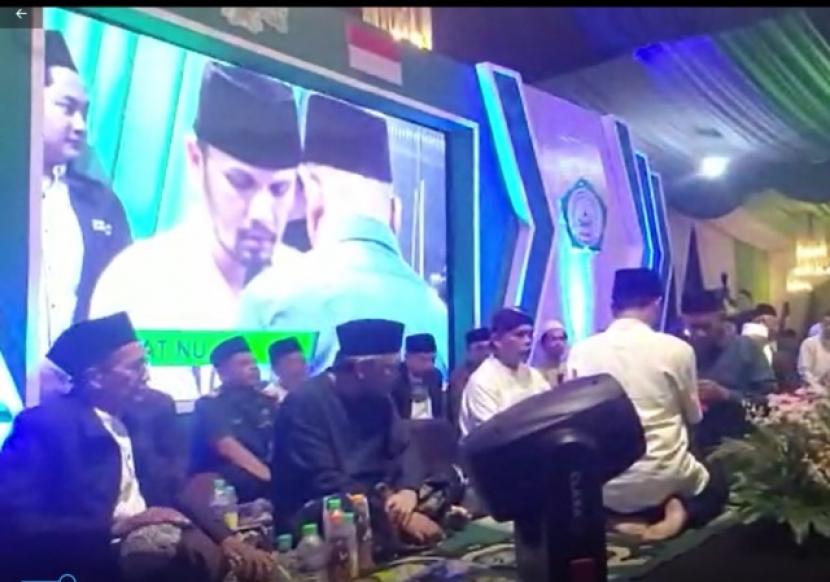 Ustadz Hanan Attaki. Ustadz Hanan Attaki dibaiat sebagai anggota Nahdlatul Ulama yang dibimbing Ketua PWNU Jawa Timur, KH Marzuki Mustamar 