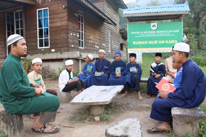 Ustadz  Jupriadi Solin bersama santri Rumah Quran Hidayatullah Karo, Kabupaten Deli Serdang, Sumatera Utara.