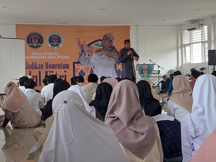 Ustadz Kasyif Heer mengisi acara halalbihalal yang diadakan oleh SMA BBI, Senin (9/5).