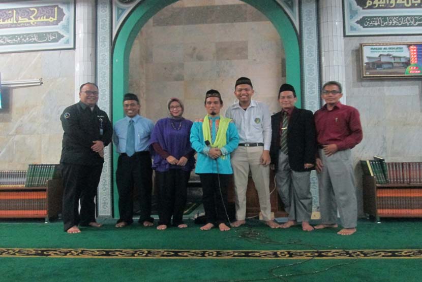 Ustadz Maulana (tengah) seusai mengisi ceramah Maulid Nabi Muhammad SAW di Masjid Al Ikhlas SBBI Bogor, Selasa (12/1).