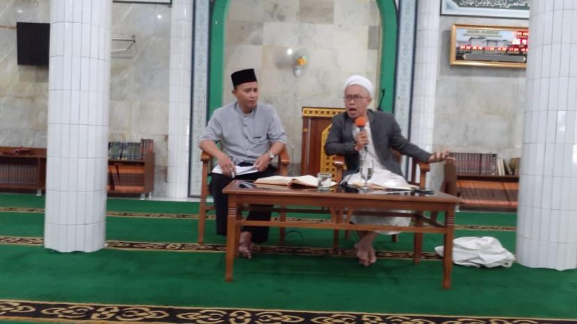 Ustadz Muhajir Effendi MSi, dosen Universitas Ibnu Khaldun (UIKA) Bogor (kanan),   mengisi tausiyah pada kegiatan pengajian untuk guru dan karyawan Sekolah Bosowa Bina Insani (SBBI) Bogor, Jumat (9/9/2022).  