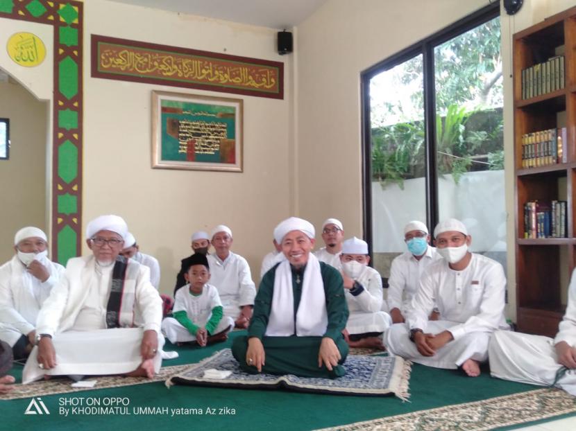 Ustadz Muhammad Abdul Sukur (mengenakan gamis berwarna hijau).