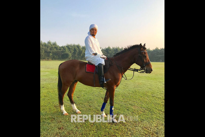 Ustadz Muhammad Arifin Ilham bersorban dan berkuda. 