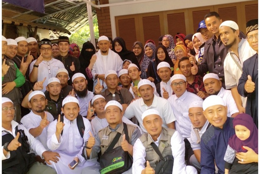 Ustadz Muhammad Arifin Ilham dilepas oleh para sahabat tercinta fillah di Majelis Az-Zikra Sentul, Bogor, Jawa Barat, Kamis (22/12/2016) pagi.