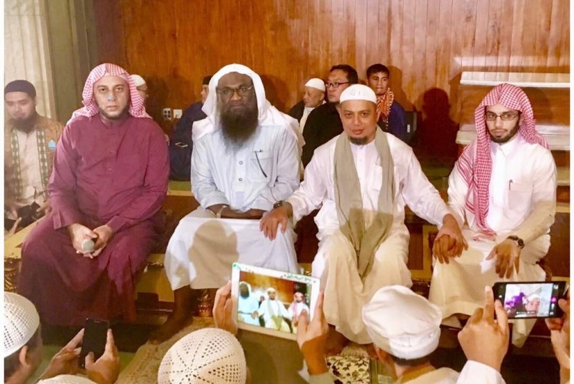 Ustaz Muhammad Arifin Ilham (kedua dari kanan) bersama imam Masjidil Haram dan Syekh Ali Jabeer (kiri).