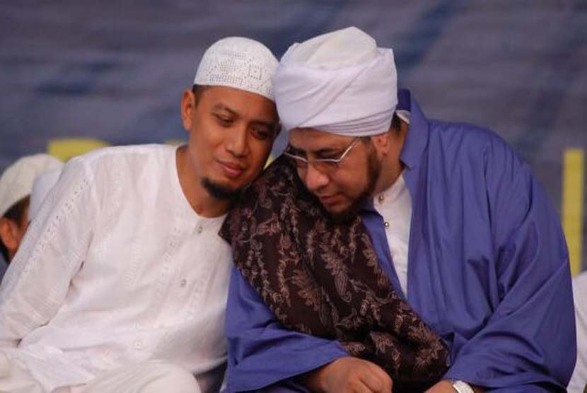Ustadz Muhammad Arifin Ilham (kiri) bersama Pimpinan Majelis Rasulullah  Habib Munzir Al Musawa (alm).